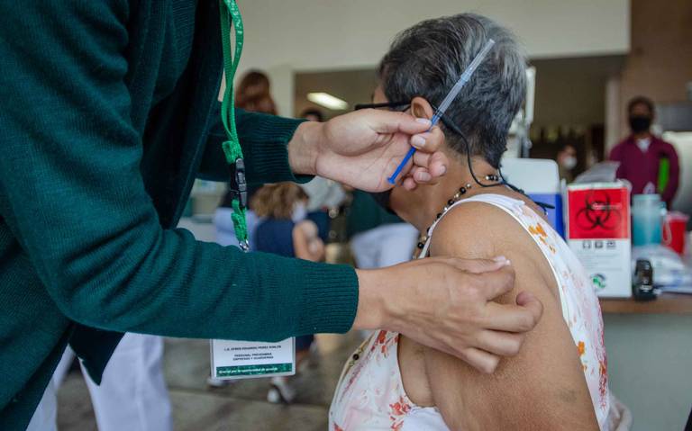 Pide IMSS evitar desinformación sobre vacuna anti Covid