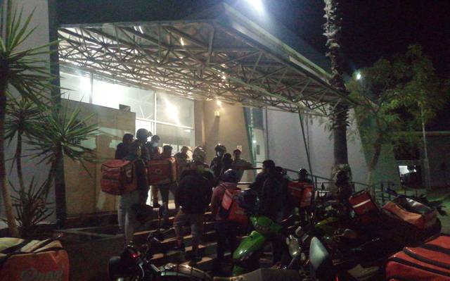 Policía municipal atropella a repartidor en Morelia; compañeros emprenden protesta