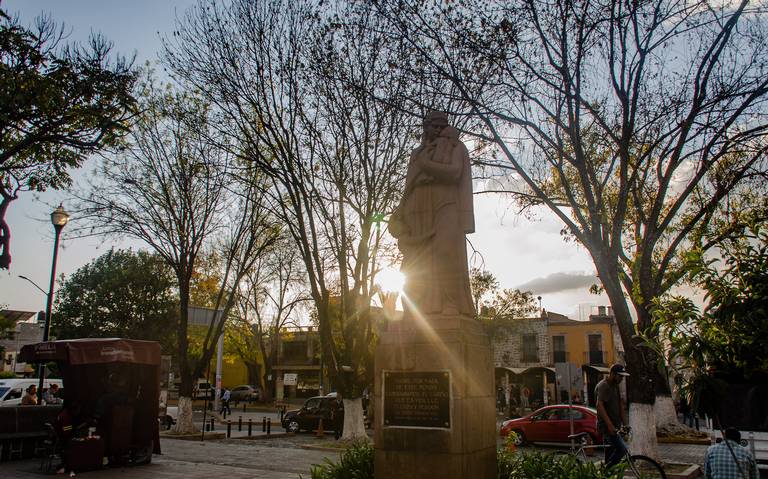 El monumento a la madre, inapreciable en medio de la desolación en La Plaza Carrillo