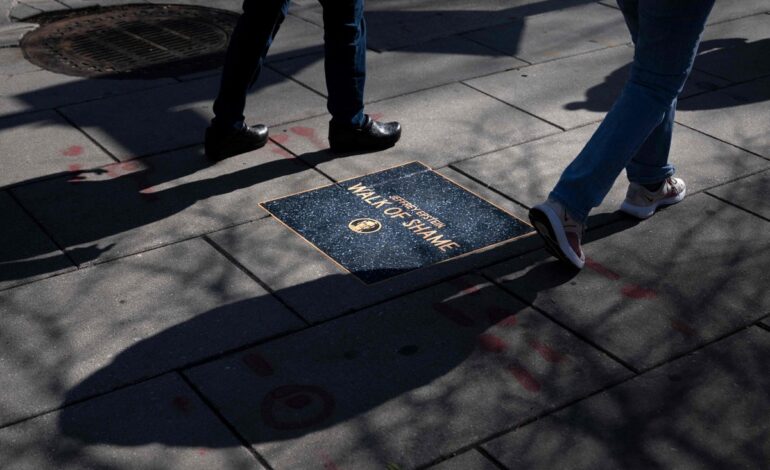 Escándalo en Washington: un polémico memorial expone a los vinculados con Epstein frente a la Casa Blanca